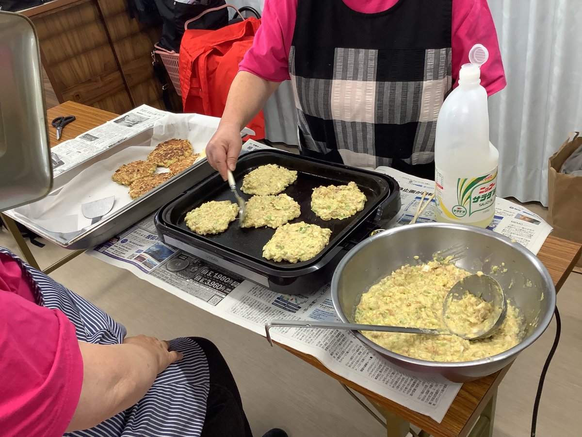 hadano_dog's tweet photo. ボランティアの方々が、お好み焼きを作ってくださいました！
皆様、美味しそうに召し上がっていました☺️✨ https://t.co/7PU1vxwuY0