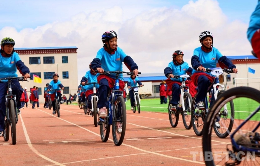 CHNTibetGerman's tweet image. Jugendfitness-Demonstrationsprojekt „Lauf, junges China!“ 2026 in Xizang im Kreis Nyainrong (Nagqu) durchgeführt🥰🥳 #Culture #Sports #Exercise #Youth