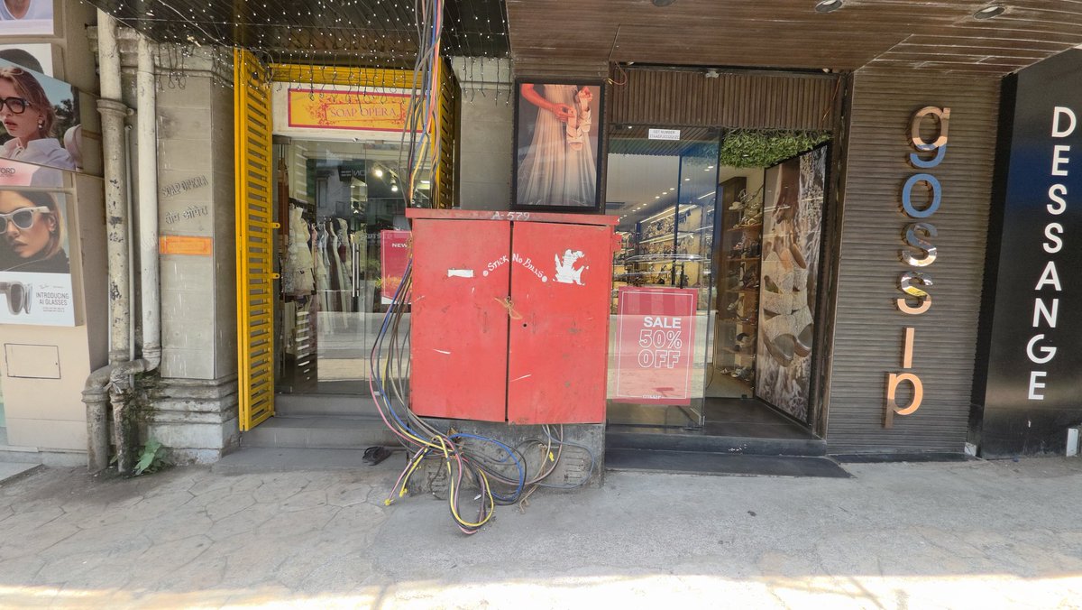 KunteshGada's tweet photo. @mybmc @Dev_Fadnavis @SunetraA_Pawar @mieknathshinde @CMOMaharashtra @MeghnaBordikar @mayor_mumbai Live wires hangin from the 2B.E.S.T boards on August Kranti Marg,opp. Stephen church.There have been episodes of sparks n smoke and is dangerous2 all in the area and  Chinoy Mansion https://t.co/w6AB10YXym