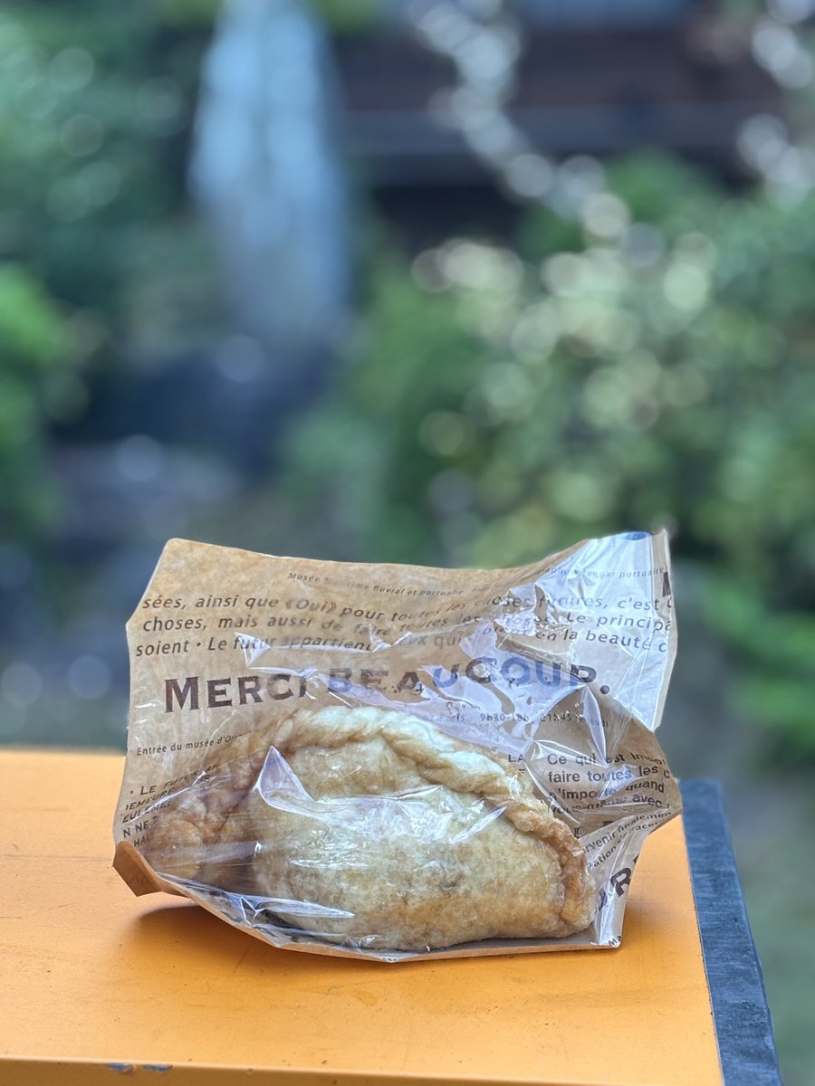 Roots20220401's tweet photo. 今日のメニューは九團次さんプロデュースのミックススパイスを使った、 #揚げピザ と牛豚鶏の #串焼き になります
揚げピザには、スパイスとビールで煮込んだ牛バラ肉と、アボカド、チーズ等を詰めてます

平日ですが、もし宜しければ是非お越しください！🙇‍♂️ https://t.co/54pU7TILLL