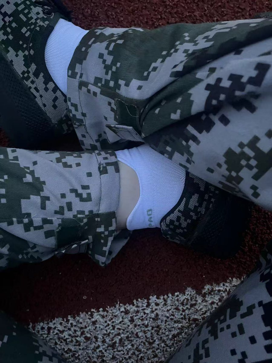 ying216217's tweet photo. 主播还是很白的，找到军训时候拍的了 https://t.co/ZjirRGqlgp
