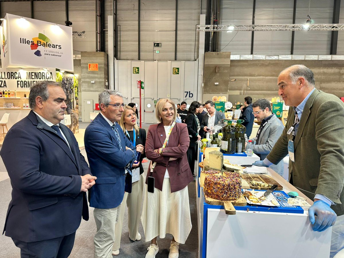 Ayto_Pizarra's tweet photo. La Algarbía de Pizarra participa junto a Sabor a Málaga en el Salón Gourmets de Madrid con 42 productores y 600 productos autóctonos de la provincia
El chef de la Algarbía Daniel Nebro es uno de los profesionales que realiza demostraciones de cocina en directo. https://t.co/QSzNS5H7DB