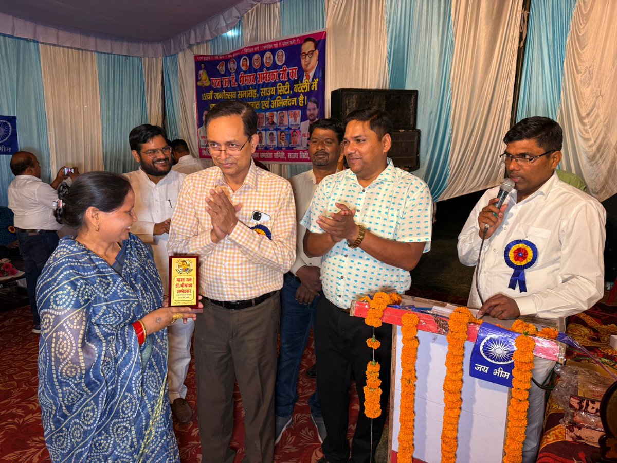 DrRSharma_BJP's tweet image. साउथ सिटी मे भारत रत्न डॉ भीमराव अम्बेडकर जी के 135 वाँ जन्मोत्सव समारोह की पूर्व संध्या पर पुष्प अर्पण किये 🙏 #drraghavendrasharma #MYogiAdityanath #UPCM #YogiAdityanath #BJP4UP #Myogiaditynath