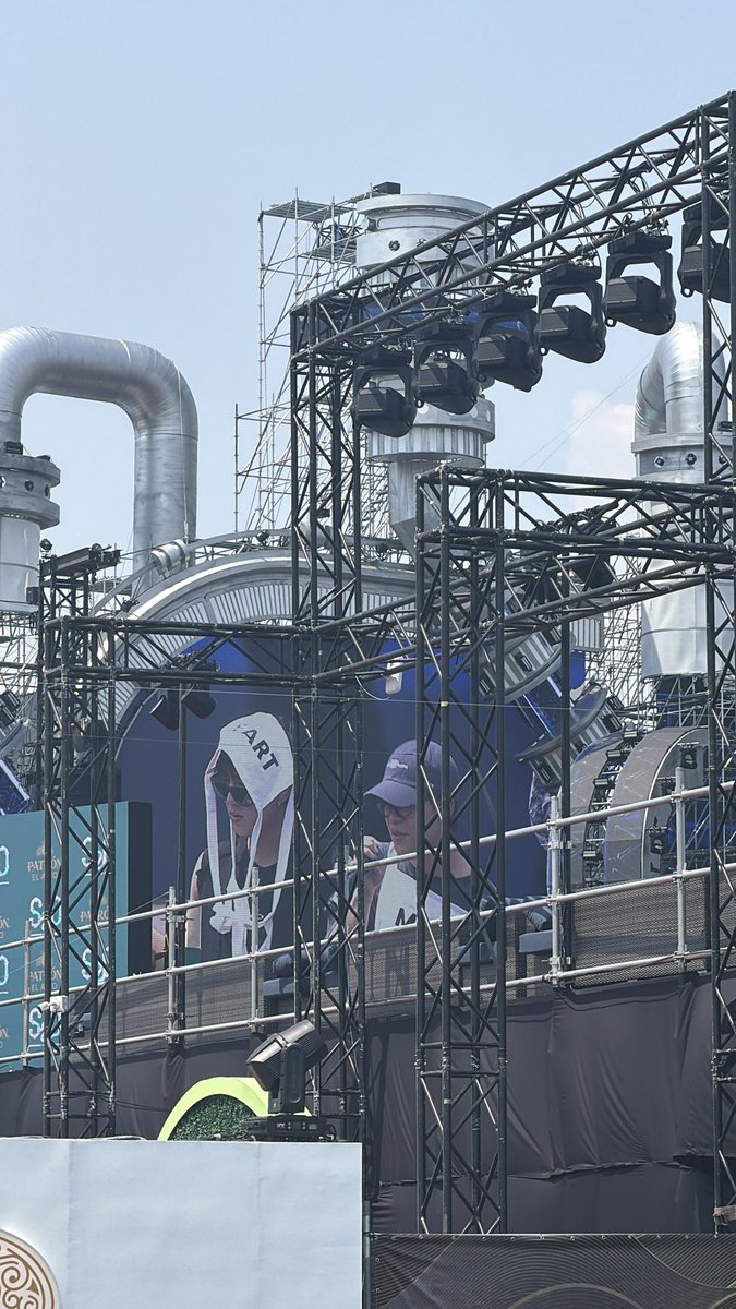 𝘒𝘳𝘪𝘵𝘵𝘺 ✧˚.🎀༘⋆ ft. 🧏🏽🧏🏻 tweet media