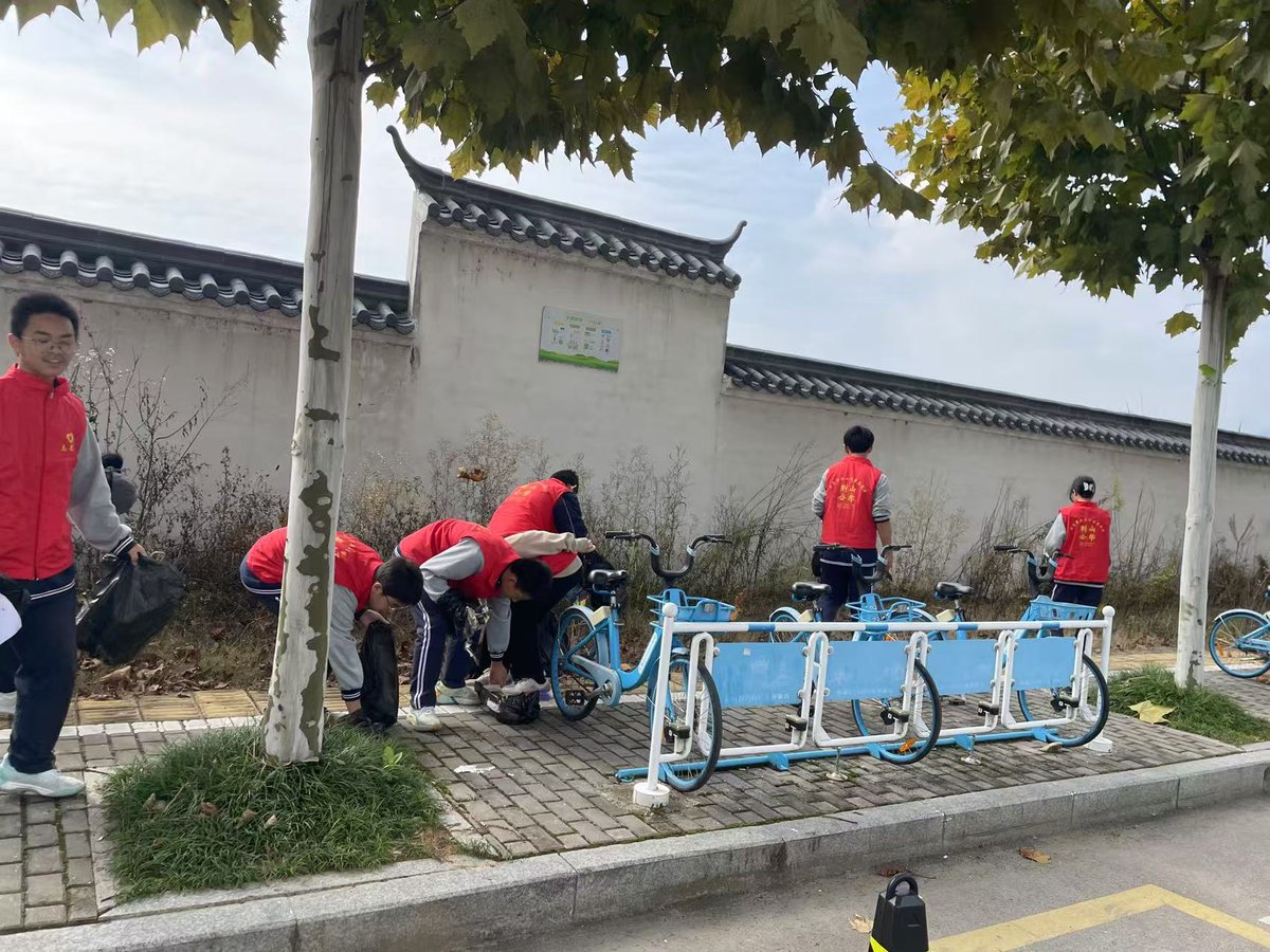 NikkiNyers's tweet image. Spent Saturday planting 50+ saplings with @GreenCityVolunteers! Met amazing folks, breathed fresh air, and left the park a greener spot.  #VolunteerJoy #PlantATree