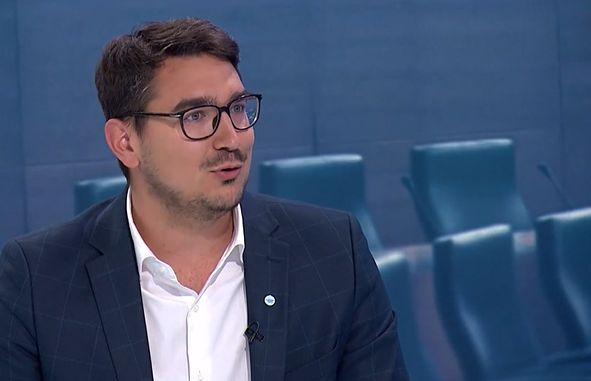 Stevanović, ki je sicer nonstop zagotavljal, da ne bo sodeloval z Levico in Golobom, je danes izdajalec in tarča orkestriranih napadov, če bi pa podprl Golobovo levo vlado, bi imeli v medijih praznik demokracije in vsesplošno "pravilno" svobodo.🧐 #naši