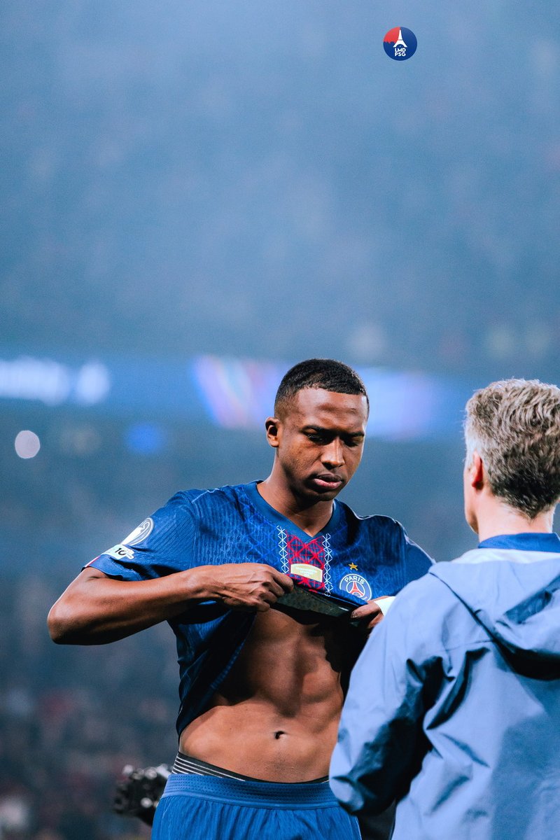 📊 Cette saison, Pacho c’est :

64% de duels remportés (aériens + sol)
74% de réussite au sol 💪

Seulement 11 fautes en 33 matchs 😳

Depuis son arrivée au PSG :
➡️ 4 cartons jaunes
➡️ 1 seule expulsion en 94 matchs

Très solide 🔒❤️💙

🗞️ <a href="/lequipe/">L'Équipe</a>