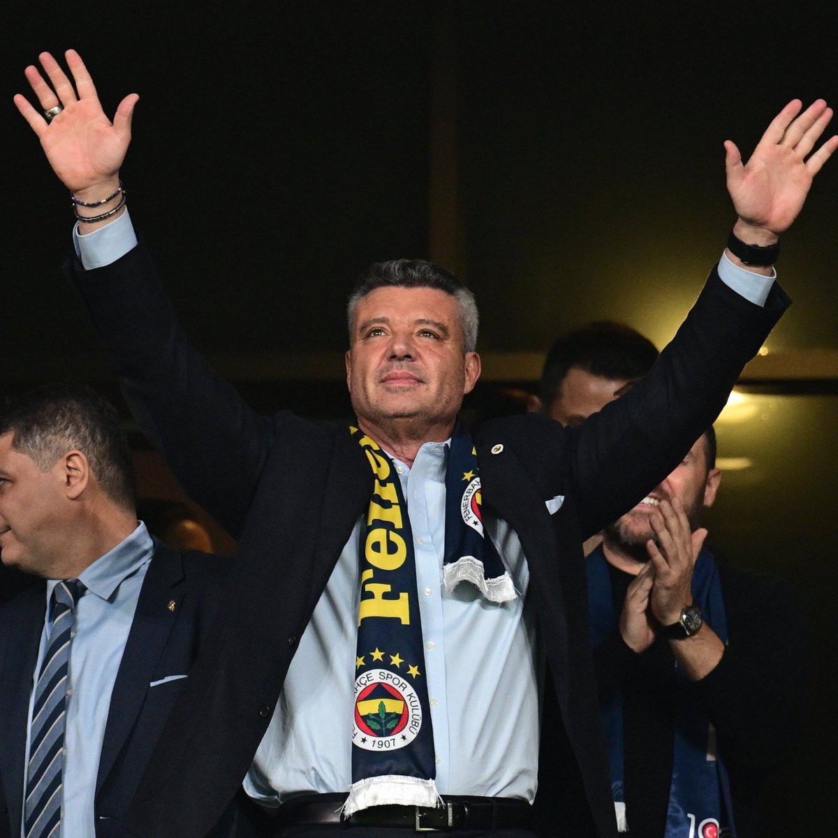 pusholder's tweet photo. Fenerbahçe yönetimi, 5'te 5 galibiyet için 10 milyon euro prim belirledi. (Sporx) https://t.co/FPWHOwm6rg