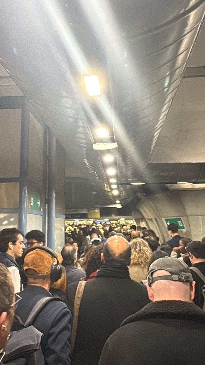 Moreen972's tweet image. Châtelet : 8h55 car pas de métro ligne 14…