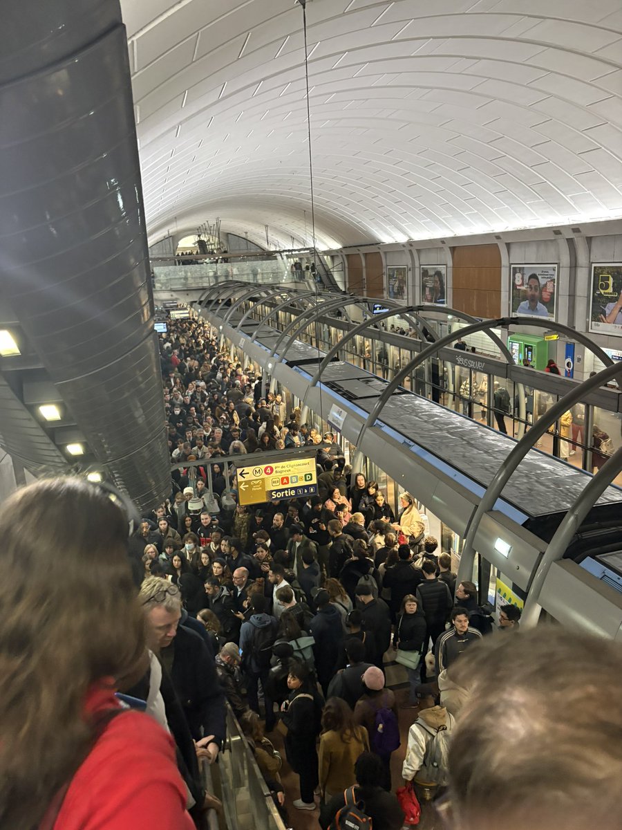 Moreen972's tweet image. Châtelet : 8h55 car pas de métro ligne 14…