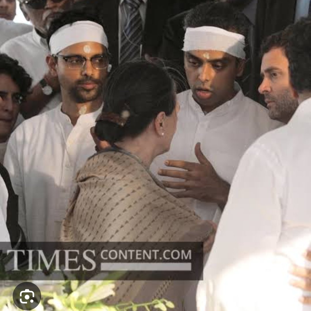 SurrbhiM's tweet photo. The entire Gandhi family came to your father’s funeral, yet you left that party. Meanwhile, no member from the party you’ve now joined came during your father’s last rites. 
When Asha Bhosle was alive, Congress gave her every award and honored her in every way, yet you are still talking nonsense.
