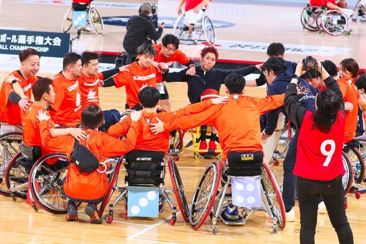 今日4 /14は #オレンジデー 🧡
大切な人との絆を深める日
だそうです😊

NO EXCUSEのチームカラーはオレンジ色、気持ちが明るくなるビタミンカラーです🧡🐿

昨シーズン、様々な場面で何度もハドルを組んでいたNO EXCUSEに、チームの絆の深さを感じました✨

#車いすバスケットボール #車いすバスケ
