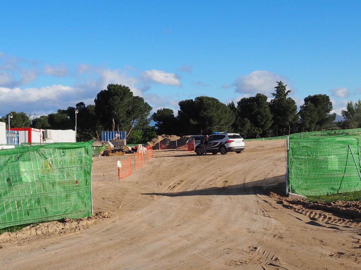 nomegacanton's tweet photo. Obras en marcha y vigilancia constante de @policiademadrid en la parcela del NO #megacantón de #Montecarmelo. 🚧🚓
Más control que diálogo. Más imposición que consenso.
@AlmeidaPP_ y @bcarabante siguen adelante, de espaldas al  barrio, a la oposición y a la Justicia https://t.co/GnPBxC6uJU