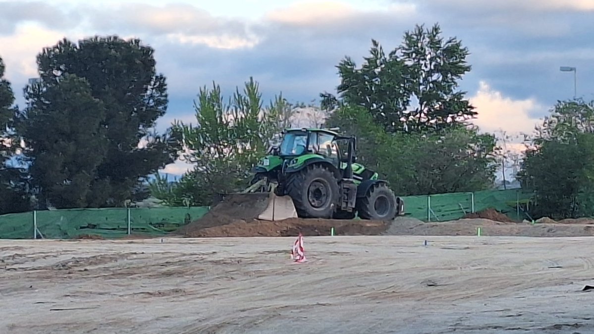 Obras en marcha y vigilancia constante de <a href="/policiademadrid/">Policía Municipal de Madrid</a> en la parcela del NO #megacantón de #Montecarmelo. 🚧🚓
Más control que diálogo. Más imposición que consenso.
<a href="/AlmeidaPP_/">José Luis Martínez-Almeida</a> y <a href="/bcarabante/">Borja Carabante</a> siguen adelante, de espaldas al  barrio, a la oposición y a la Justicia