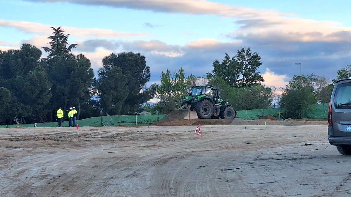 nomegacanton's tweet photo. Obras en marcha y vigilancia constante de @policiademadrid en la parcela del NO #megacantón de #Montecarmelo. 🚧🚓
Más control que diálogo. Más imposición que consenso.
@AlmeidaPP_ y @bcarabante siguen adelante, de espaldas al  barrio, a la oposición y a la Justicia https://t.co/GnPBxC6uJU