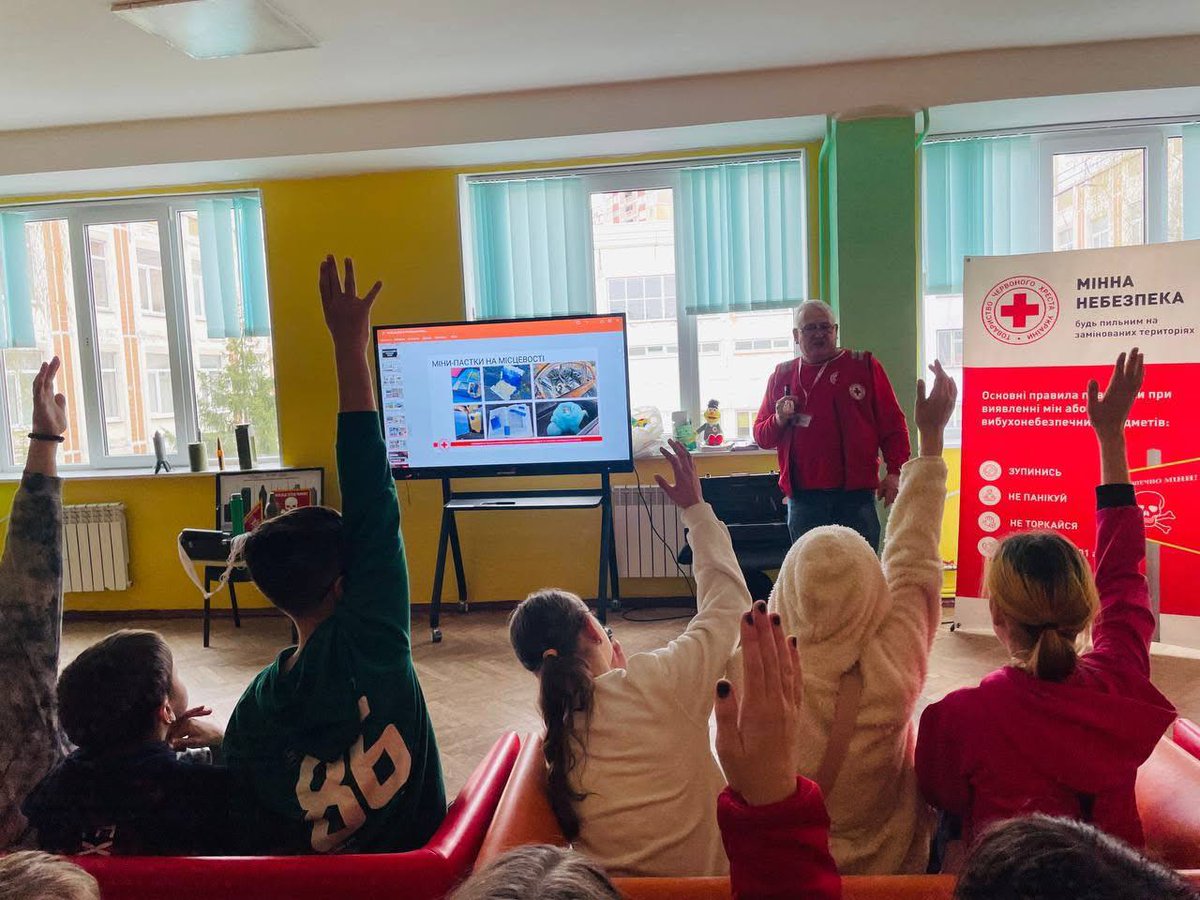 RedCrossUkraine's tweet image. ⚠️ In #Kyiv, the Ukrainian Red Cross delivered mine risk education sessions for students and teachers, raising awareness of explosive hazards and safer behaviour. Practical knowledge helps reduce risks and save lives. #MineRisk #StaySafe