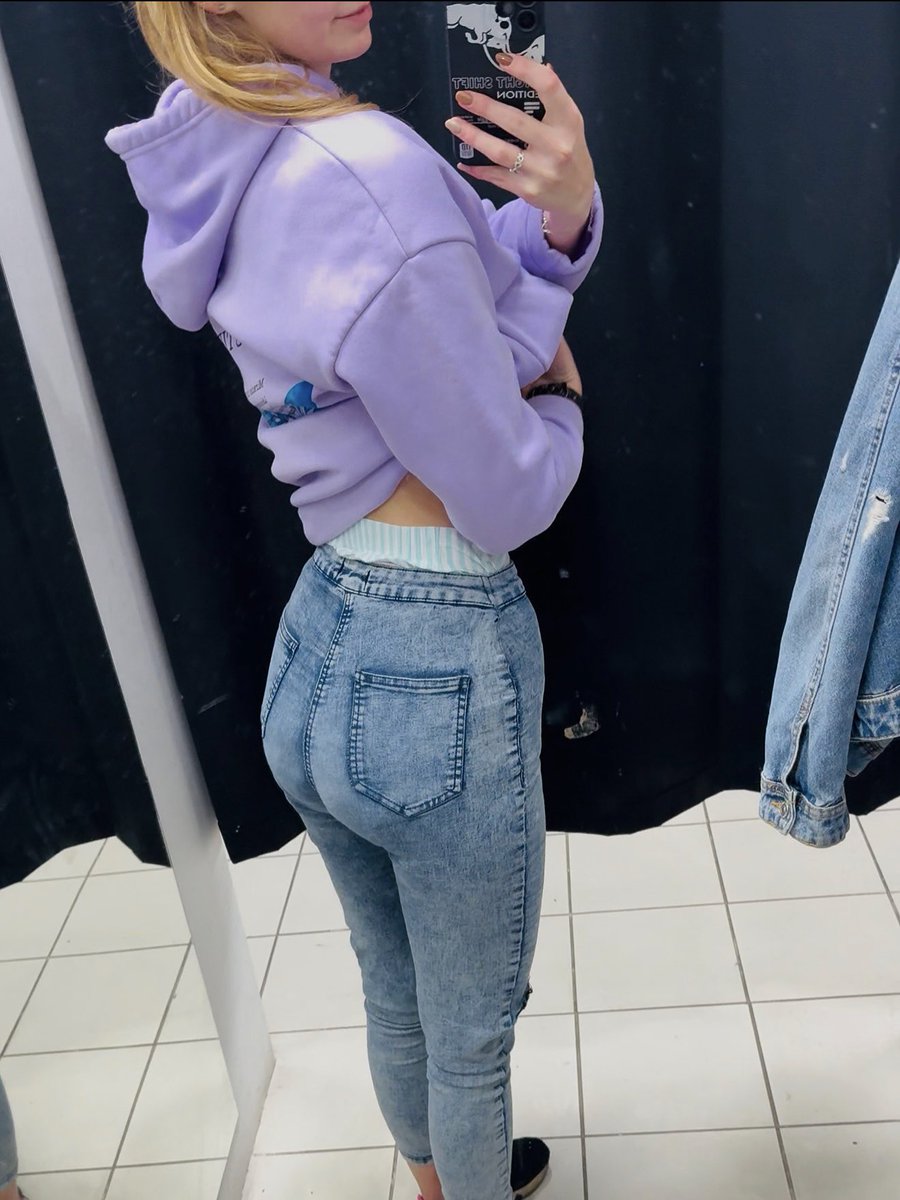 There's nothing better than diapering in public. And if the diaper gets dirty, it's all over. 🤭 It's a shame it's cold now, because I'd be wearing a miniskirt, and then the diaper would stick out a bit 🫣🥰