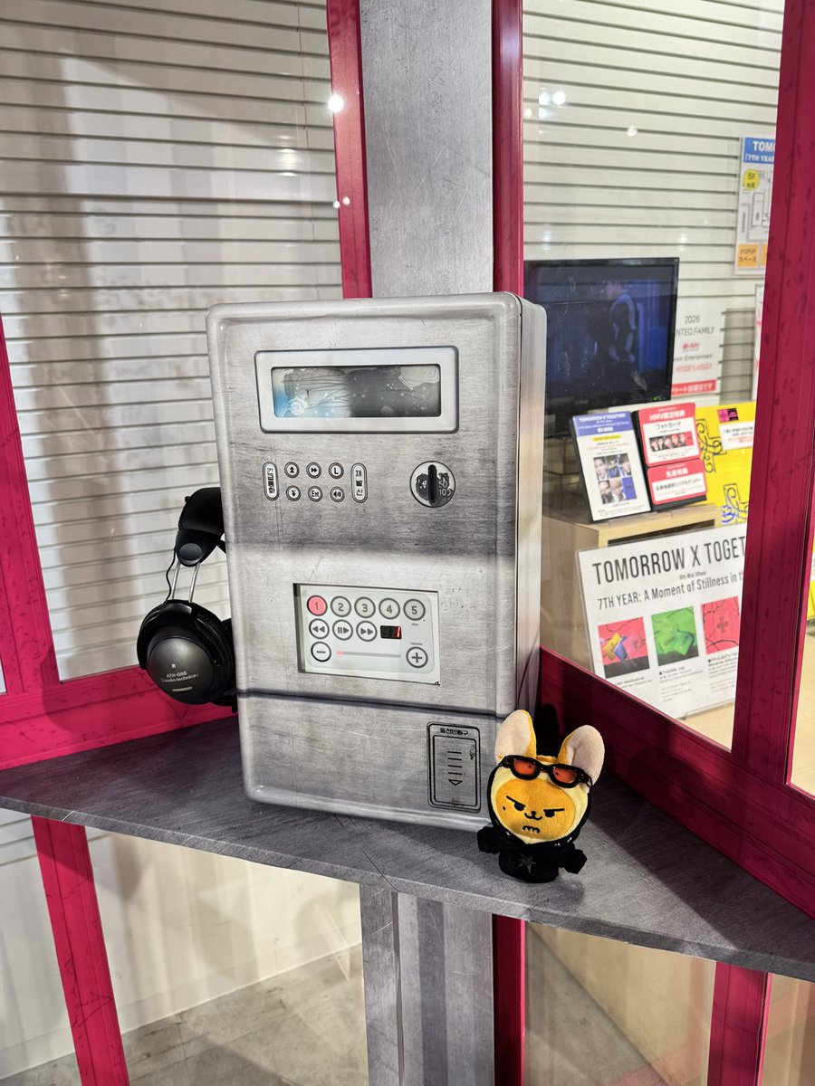 maron0913YJ's tweet image. HMVの電話ボックス行ってきた💕

制限時間2分間で1メンバーあたりは３０秒間くらいだそう
日本語だった✨（ヨンジュン声小さめ😅〉
写真も撮りたかったら２人聞けるかどうかでバタバタ💦
私はヨンジュン聞いてスビンの半分くらいで終了😅

#HMV
#TXT
#A_Moment_of_Stillness_in_the_Thorns