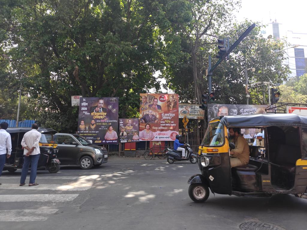 Rimple13's tweet photo. @mybmc @AmeetSatam @mybmcwardKW 

Why this nuisance just doesn't come to an end? 
We are thankful to BMC for clearing the area but unfortunately you hv removed even the heart of any residential area, the veg/ fruit vendors. 
Why waiting for a complaint for taking action on these? https://t.co/f2pNbyn6iz