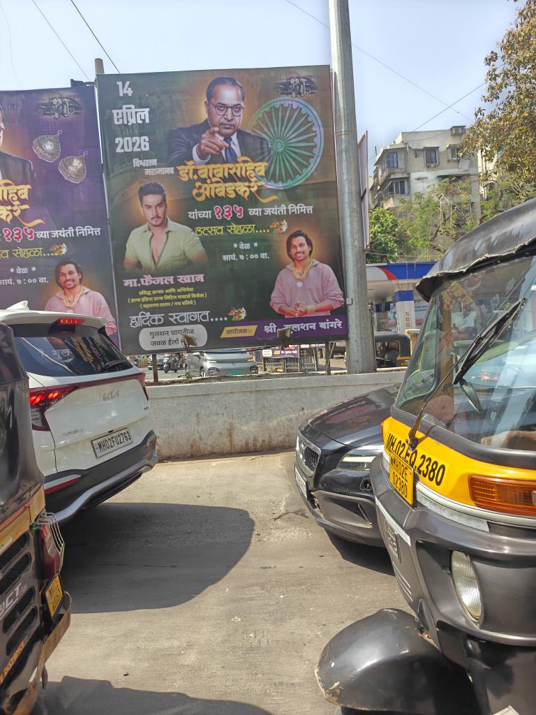 Rimple13's tweet photo. @mybmc @AmeetSatam @mybmcwardKW 

Why this nuisance just doesn't come to an end? 
We are thankful to BMC for clearing the area but unfortunately you hv removed even the heart of any residential area, the veg/ fruit vendors. 
Why waiting for a complaint for taking action on these? https://t.co/f2pNbyn6iz