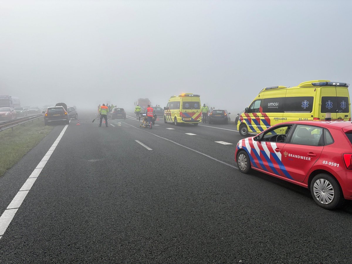 RWSverkeersinfo's tweet image. De #A28 is vanwege het ongeval dicht tussen Assen-West en Assen. We verwachten de rest van de ochtend bezig te zijn met de afhandeling. Verkeer vanuit Groningen kan vanaf De Punt beter via de N34/N33. In en rond Assen zal het deze ochtend druk blijven.