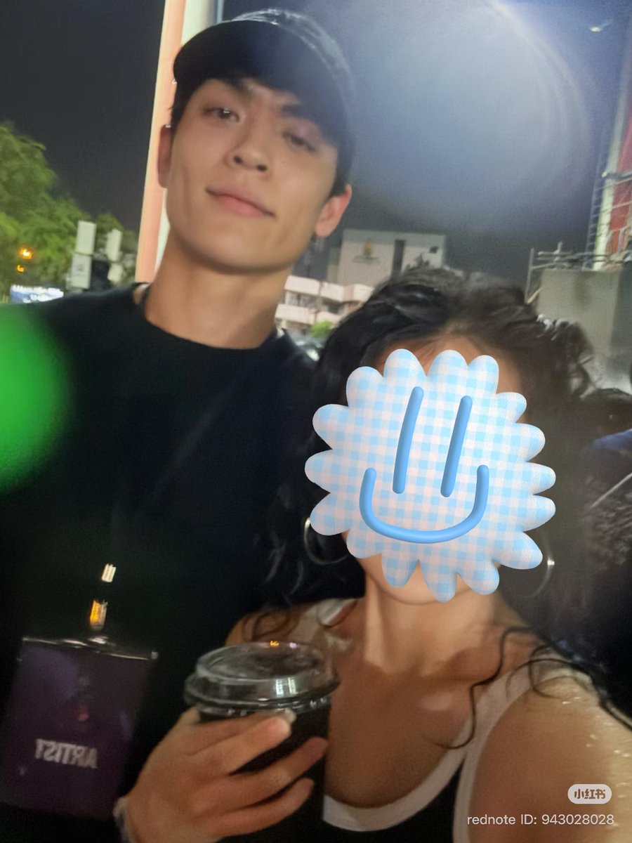 caramellatesz's tweet photo. PANTES JOSS SEMALEM SUSAH DICIDUK TERNYATA PAKE NAMETAG "ARTIST" DAN DI BACKSTAGE, GILA KONEKSINYA JOSS WAYAR GA MAIN2!!! 

tapi songkran kali ini joss beneran beda ya the rill masa nakalnya udah abis/udah lewat. emang yaa after nikah dan punya anak langsung keliatan bedanya ya joss😌

#JossWayar