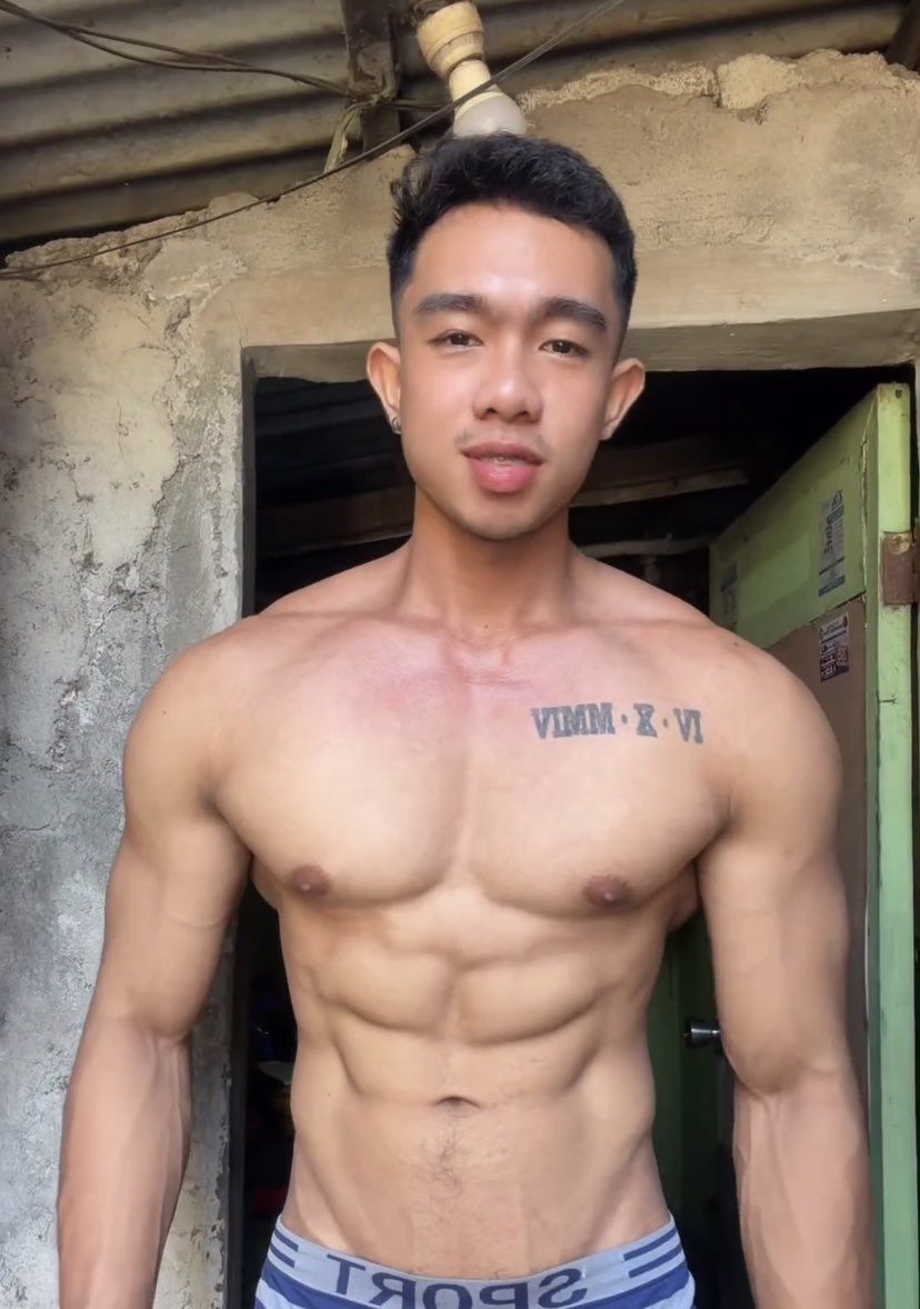 varsityspirits's tweet photo. Kaya naman pala ang init coach. 🥵 https://t.co/PdwIfDRZLv