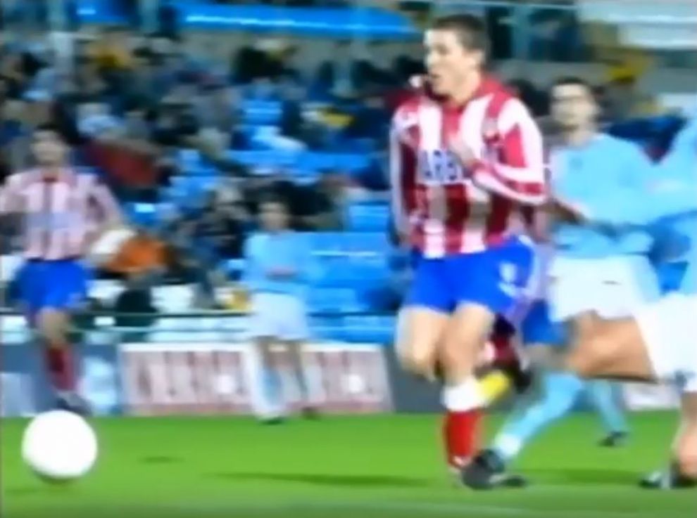 Magnífico Broncano recordando la entrada criminal de Michel Salgado a Juninho

Y si no le gusta a él y a su entorno, que no se hubiera lanzado al tobillo sin posibilidad de llegar al balón. Ajo y agua.