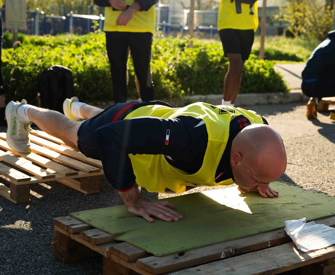 3Division_Terre's tweet photo. S’entraîner, durer, agir.
Dans l’@armeedeTerre, que l’on soit en régiment ou en état-major, la condition physique est une exigence opérationnelle.
Chaque jour, les militaires s’entretiennent pour être prêts à faire face à toutes les missions. #SoldatsOps https://t.co/fpSkQClVnL