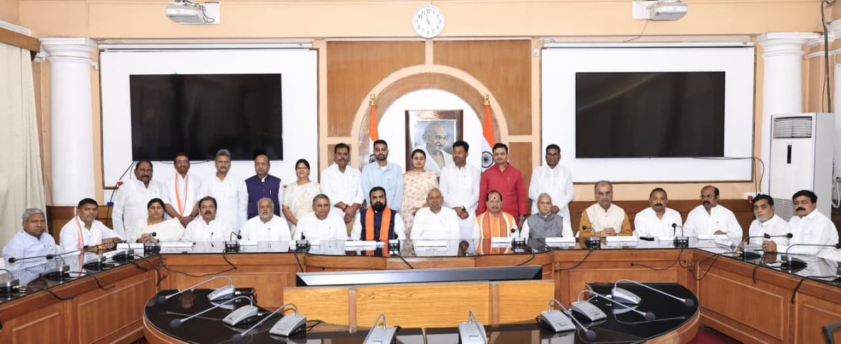 timesofindia's tweet image. #Bihar | Chief Minister Nitish Kumar chaired the State #Cabinet meeting today and is likely to step down from the post after being sworn in as a Rajya Sabha Member of Parliament on #April 10, 2026.

#NitishKumar #Bihar #Patna #BiharPolitics #CabinetMeeting #RajyaSabha