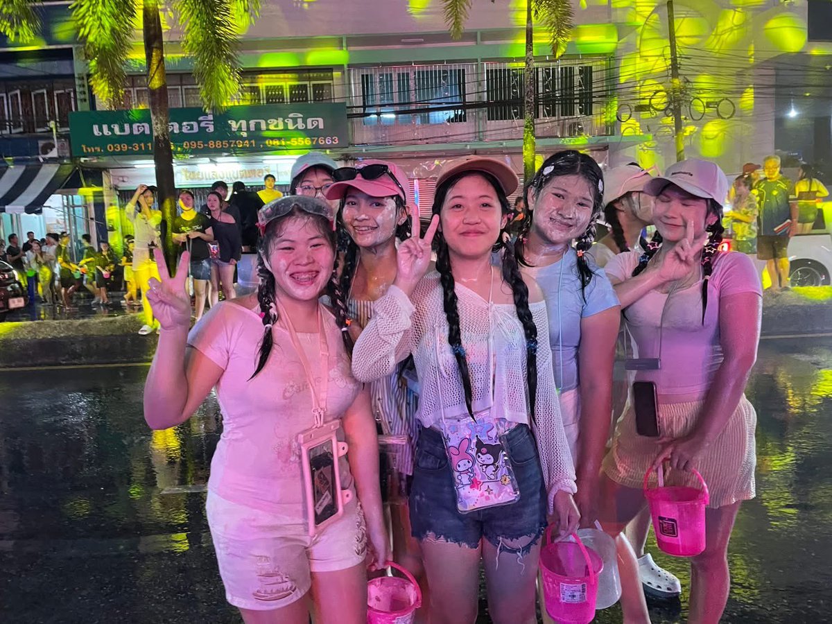ideaxtv's tweet photo. 💦อาบน้ำพระจันท์ 🌙 ภาพเก็บตกสงกรานต์กลางคืน จันทบุรี 12 เมษายน 2569 #ideaxdaily #xdaily #สงกรานต์กลางคืน #สงกรานต์จันทบุรี #สงกรานต์2569 https://t.co/gBoSUjhKkL