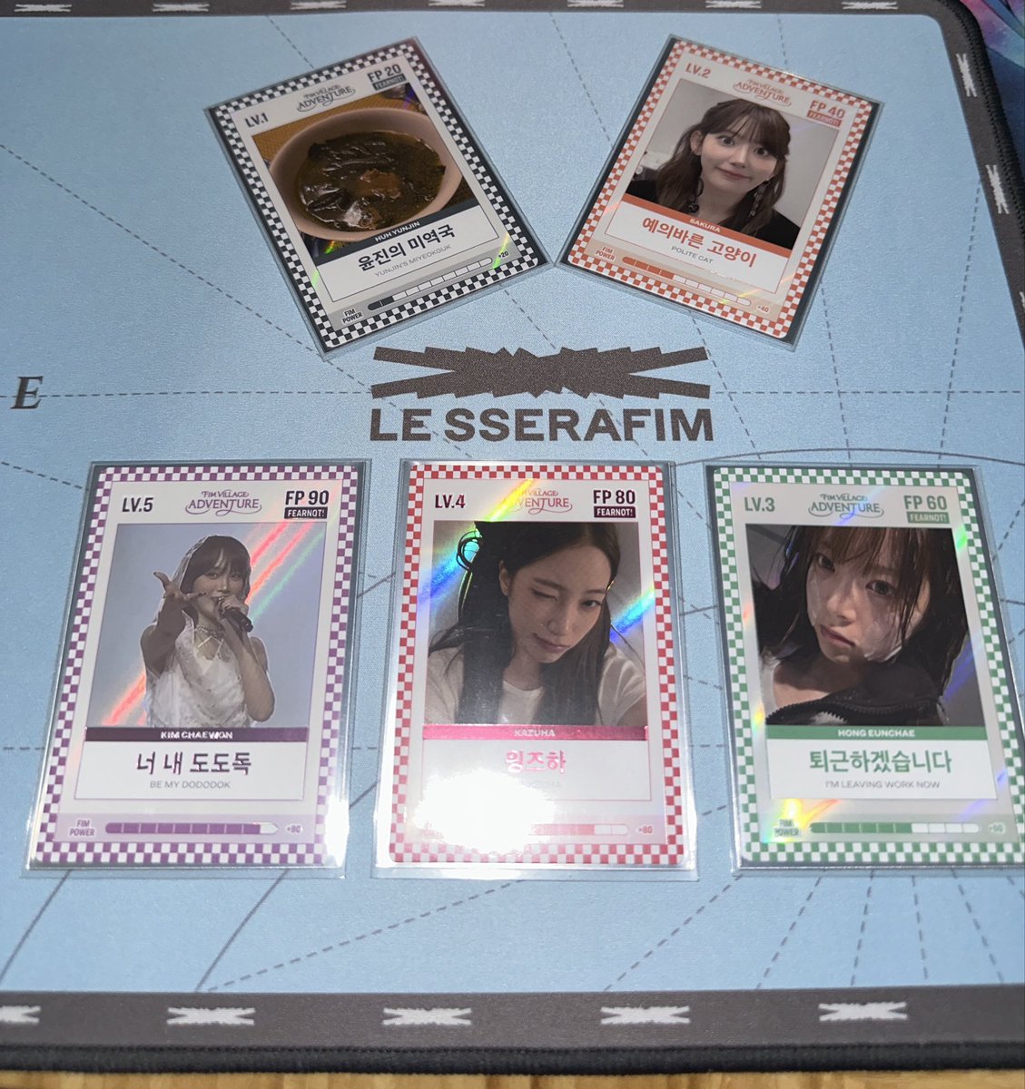 vioryllis's tweet photo. my FEARNOT membership arrived today! the Fim Village Adventure cards and the mat look sooooo good 🥰 🥳
@le_sserafim @IM_LESSERAFIM 
#LE_SSERAFIM #르세라핌 #TimeToCelebrate https://t.co/XPgKNioZtW
