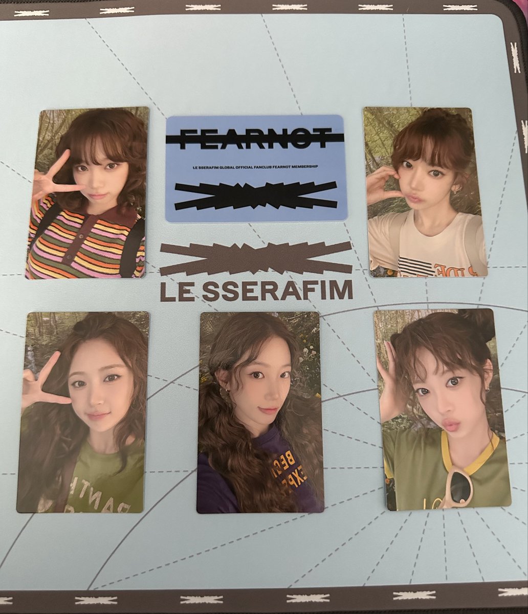 vioryllis's tweet photo. my FEARNOT membership arrived today! the Fim Village Adventure cards and the mat look sooooo good 🥰 🥳
@le_sserafim @IM_LESSERAFIM 
#LE_SSERAFIM #르세라핌 #TimeToCelebrate https://t.co/XPgKNioZtW