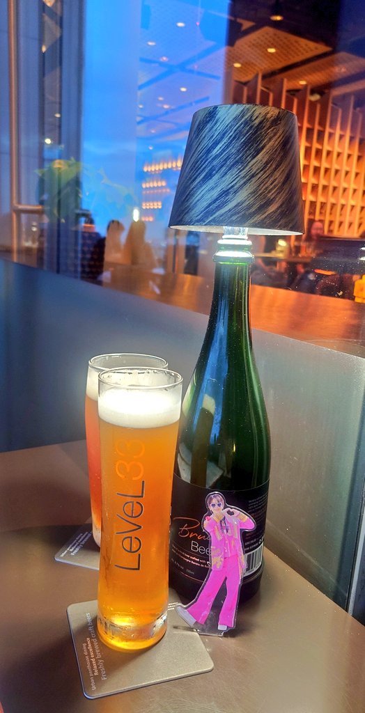 aU4uy4u1PMVBEeN's tweet photo. クラフトビールが有名なお店
高層階でマリーナベイサンズとか眺めることができる予約マストなお店
予約なしで行ってみたらなんとオッケー笑
しかも人気のテラス席
玄樹くんが大好きなトリュフチーズポテトフライ
めためた美味しかったー玄樹くん大好きなのわかりみー
#岩橋玄樹
#シンガポール
#Level33 https://t.co/mOEjlTNbDl