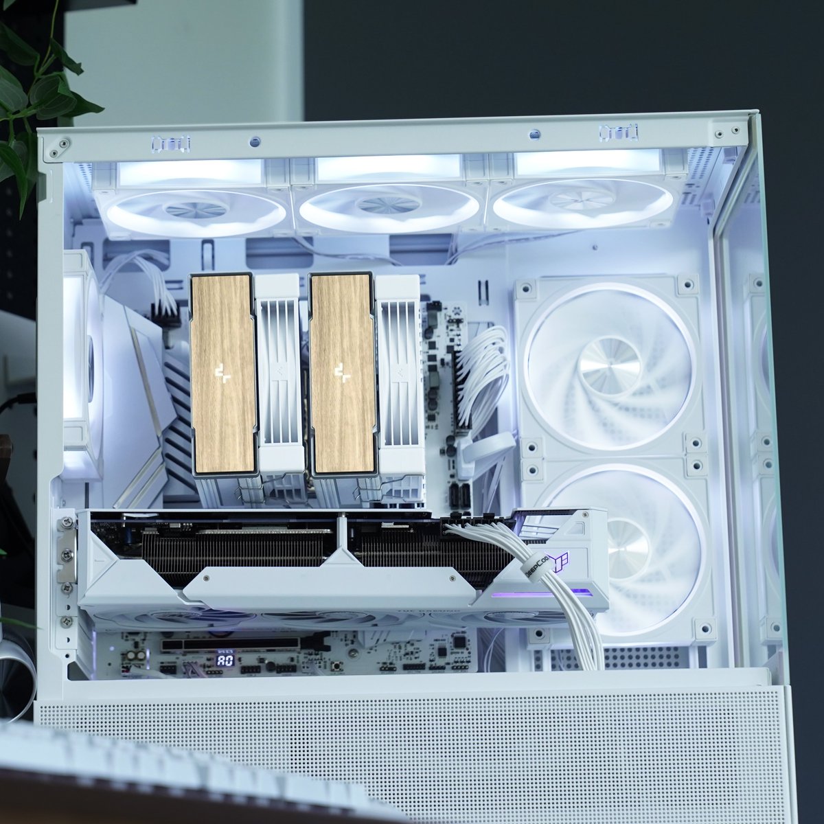 DeepCool_JAPAN's tweet image. ホワイトPCに、ウッドのアクセント🪵✨

#DeepCool #AK620G2 #CPUクーラー #自作pc