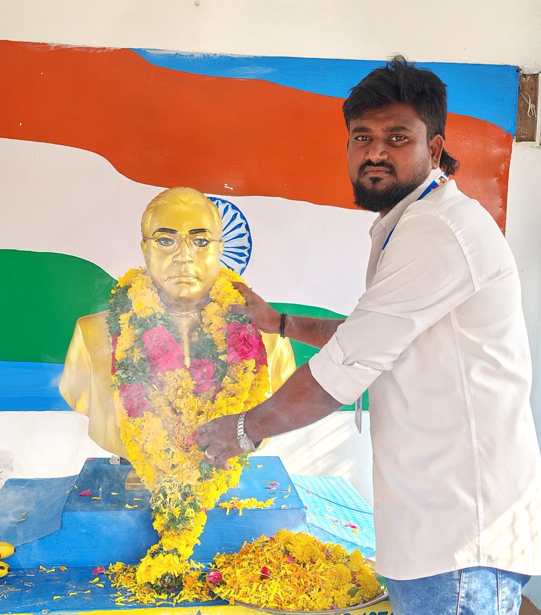 AmbedU1's tweet photo. எனது கிராமத்தில் புரட்சியாளர் அம்பேத்கர் அவர்களின் திருவுருவ சிலைக்கு மாலை அணிவித்து மரியாதை செய்தபோது....
#WorldEqualityDay
@thirumaofficial @tirunelvelivck @vckitwingoffi @ambedkarthidal @BlueGiantOff #vckitwing_tirunelveli #Vck https://t.co/reZTP8MiYR