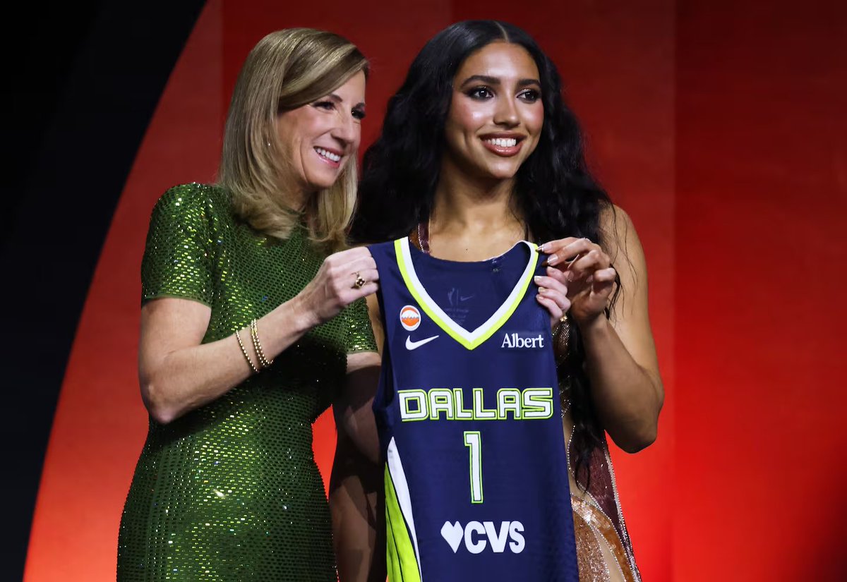 sportycast's tweet image. THE $500K PHENOM 🏀💰

Azzi Fudd is the No. 1 pick! The UConn sniper heads to Dallas with a record $500,000 rookie deal, reuniting with Paige Bueckers to form the league’s scariest backcourt. From injury setbacks to WNBA history—the Fudd era has officially arrived. 🏔️✈️

#WNBA