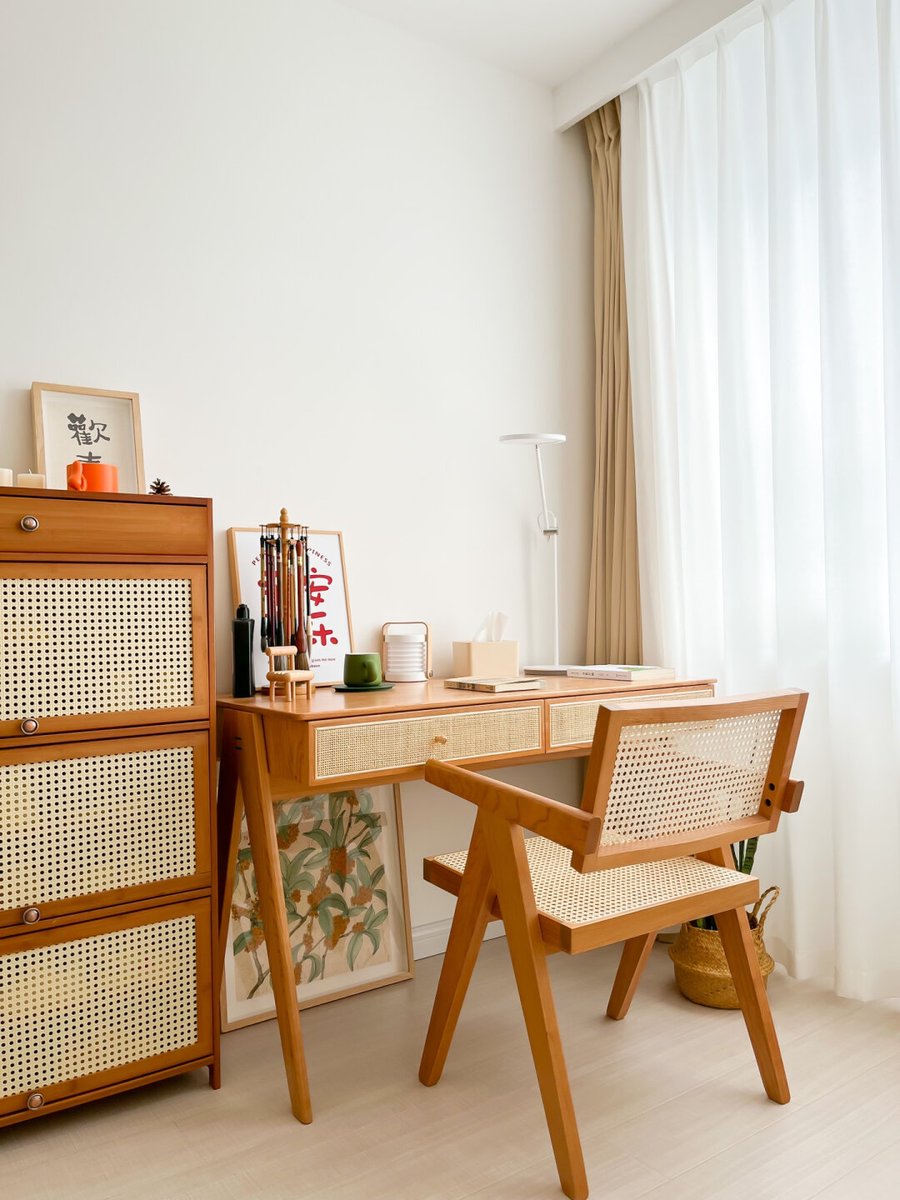Anderso74077044's tweet image. "Level up your workday!  A tidy desk = focused mind. Add a small plant, cozy lamp, and your favorite mug—simple joys that boost productivity. #OfficeHacks #DeskGoals"