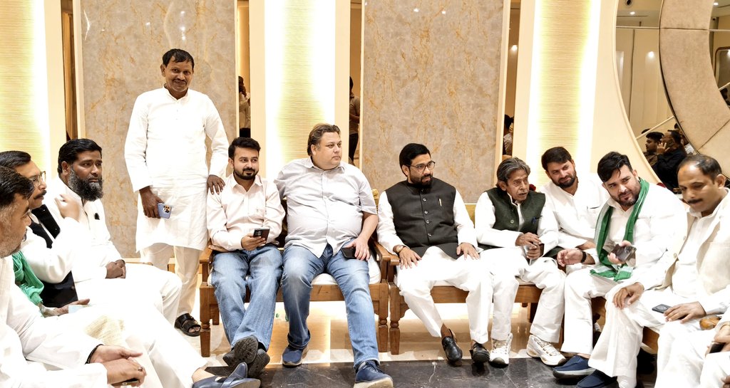 बड़े भाई एमआईएम UP के मुख्य महासचिव शमीम तुर्क एडवोकेट सहाब के बेटे हमारे अजीज दोस्त ताबिश सहाब के वालीमे में शिरकत की, ताबिश साहब को मुबारकबाद ।
मान्य प्रदेश अध्यक्ष <a href="/imshaukatali/">Shaukat Ali</a>  साहब संगठन मंत्री इकबाल साहब समेत पूरी एमआईएम टीम के साथ।