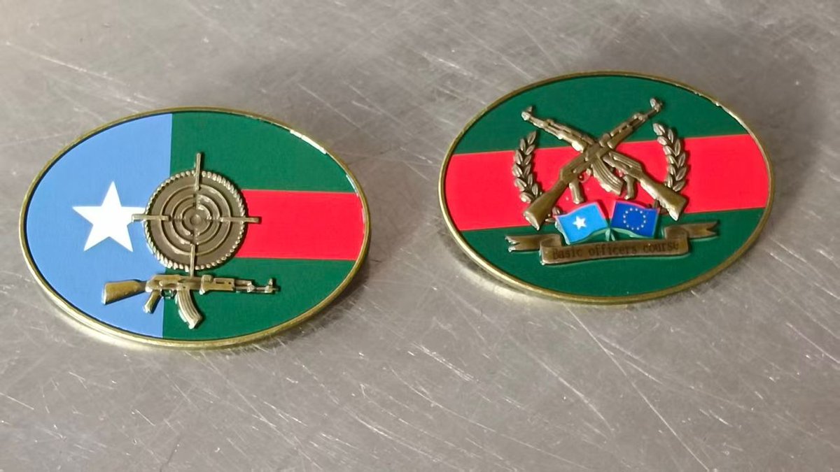 EutmSomalia's tweet photo. The Basic Officers Course remains a key milestone for the Somali Armed Forces. New pins now honor course completion & top marksmen, fostering excellence, competition & professional pride.
In partnership with EUTM-S, AUSSOM & intl. partners.
#EUTMSomalia #EEAS #SNAF https://t.co/yAyofSnjFO