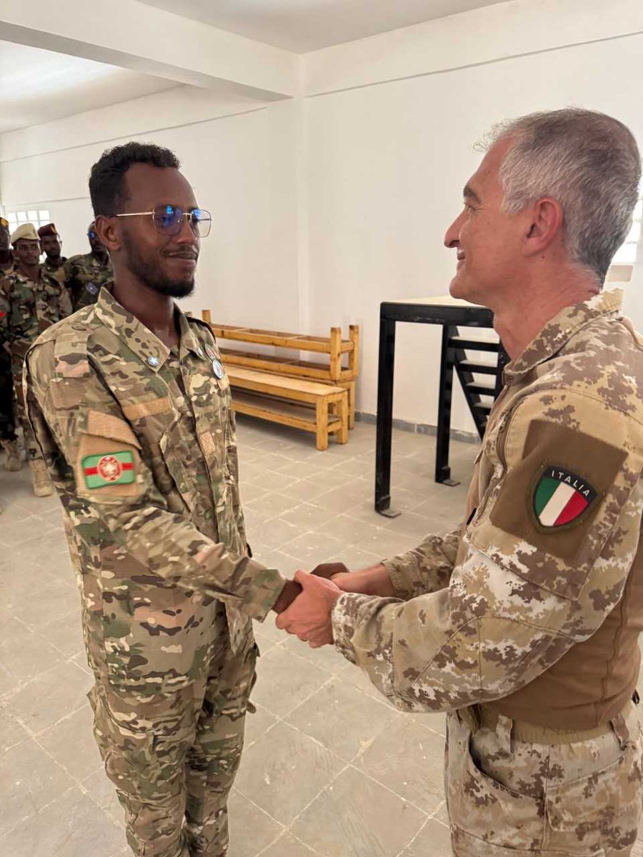 EutmSomalia's tweet photo. The Basic Officers Course remains a key milestone for the Somali Armed Forces. New pins now honor course completion & top marksmen, fostering excellence, competition & professional pride.
In partnership with EUTM-S, AUSSOM & intl. partners.
#EUTMSomalia #EEAS #SNAF https://t.co/yAyofSnjFO