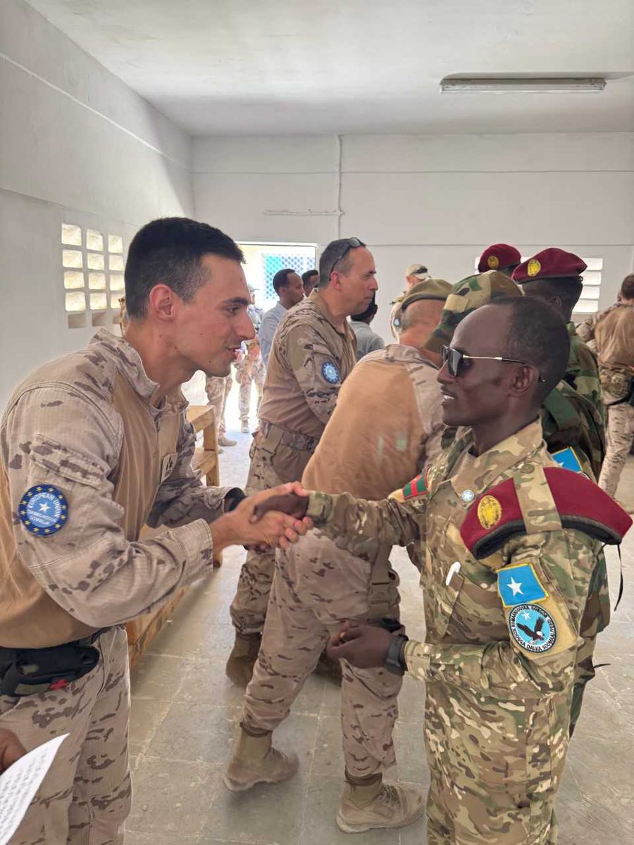 EutmSomalia's tweet photo. The Basic Officers Course remains a key milestone for the Somali Armed Forces. New pins now honor course completion & top marksmen, fostering excellence, competition & professional pride.
In partnership with EUTM-S, AUSSOM & intl. partners.
#EUTMSomalia #EEAS #SNAF https://t.co/yAyofSnjFO