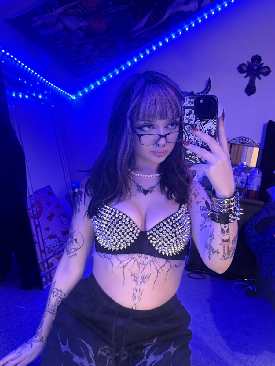 Mistyc4ller's tweet photo. sternum tat says what i won’t https://t.co/i4rQIuLpUc