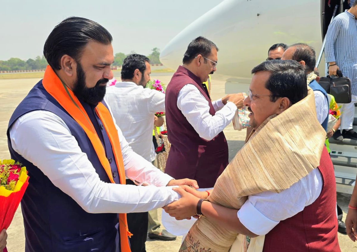 samrat4bjp's tweet image. पटना एयरपोर्ट पर भाजपा के यशस्वी राष्ट्रीय अध्यक्ष श्री @NitinNabin जी और माननीय केंद्रीय मंत्री श्री @ChouhanShivraj जी का अंगवस्त्र भेंटकर हार्दिक स्वागत-अभिनंदन किया।

#Bihar #patna #NDA4Bihar