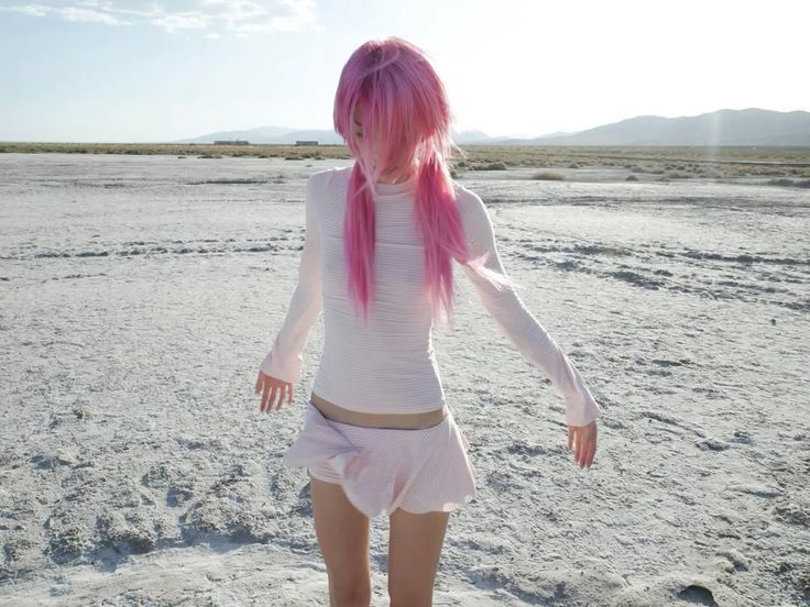 lana (-4,3/12,9) tweet media