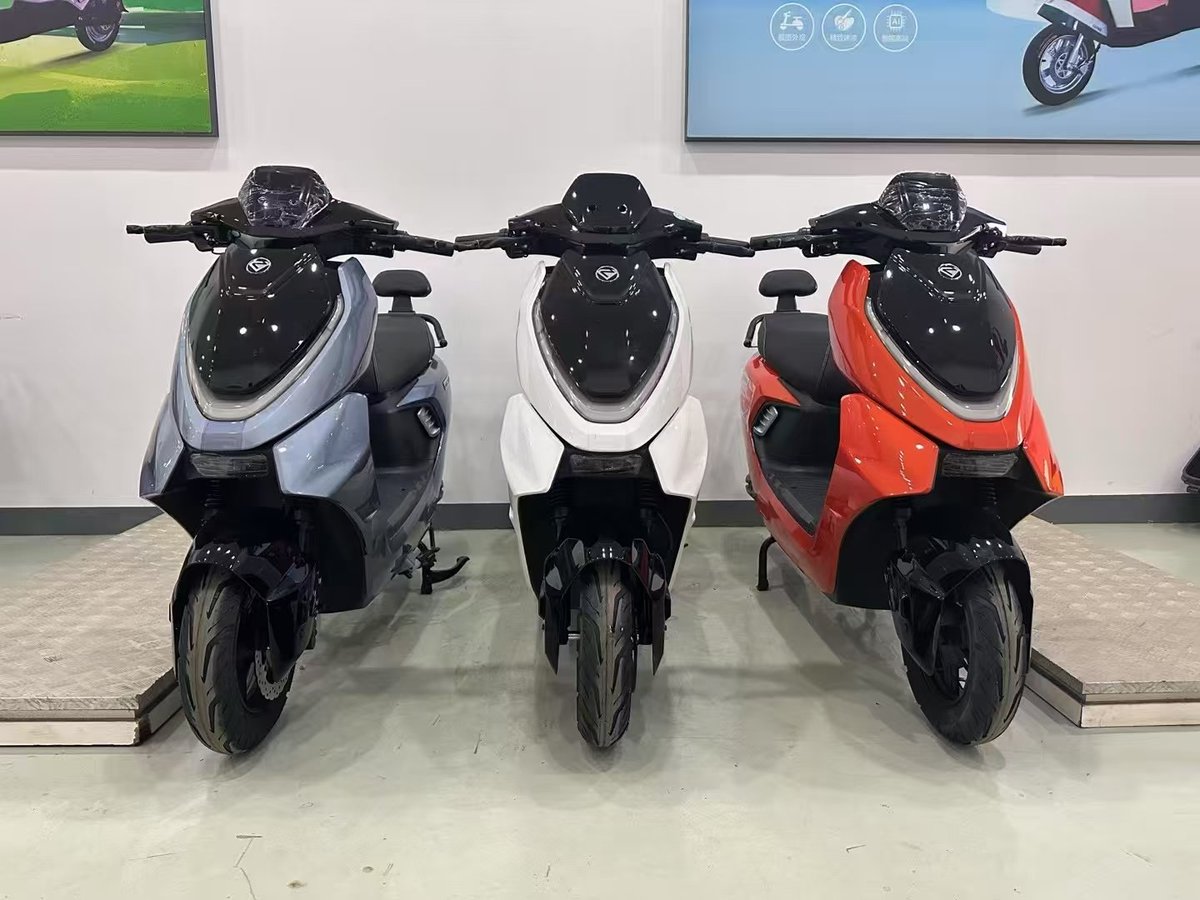 Max96964274's tweet photo. New model 
Top speed 80kmph 
Range/charge 100km 
#electricmotorcycle #delivery 
@EarthAccounting https://t.co/P7xrSp7HsF