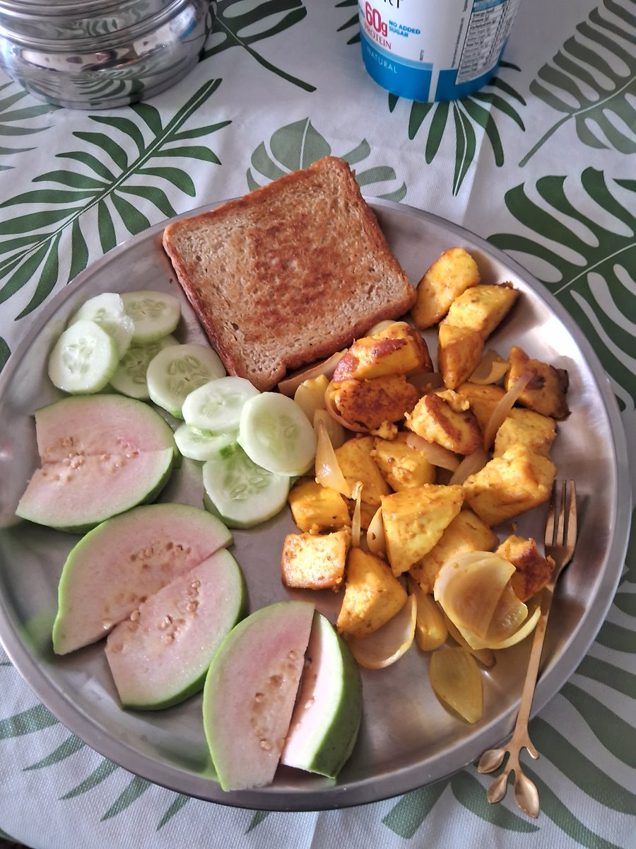 AnnuInfo's tweet photo. #Day101
After an Intermittent Fasting of 15 Hours
At 10:30 AM
Paneer Sauté in Olive Oil with 1 Wheat Bread
Fibres &amp; Guava 

At 1:30 PM
Will have Light Lunch

Evening:
Yogurt &amp; Makhana https://t.co/GRWgIiTjpY