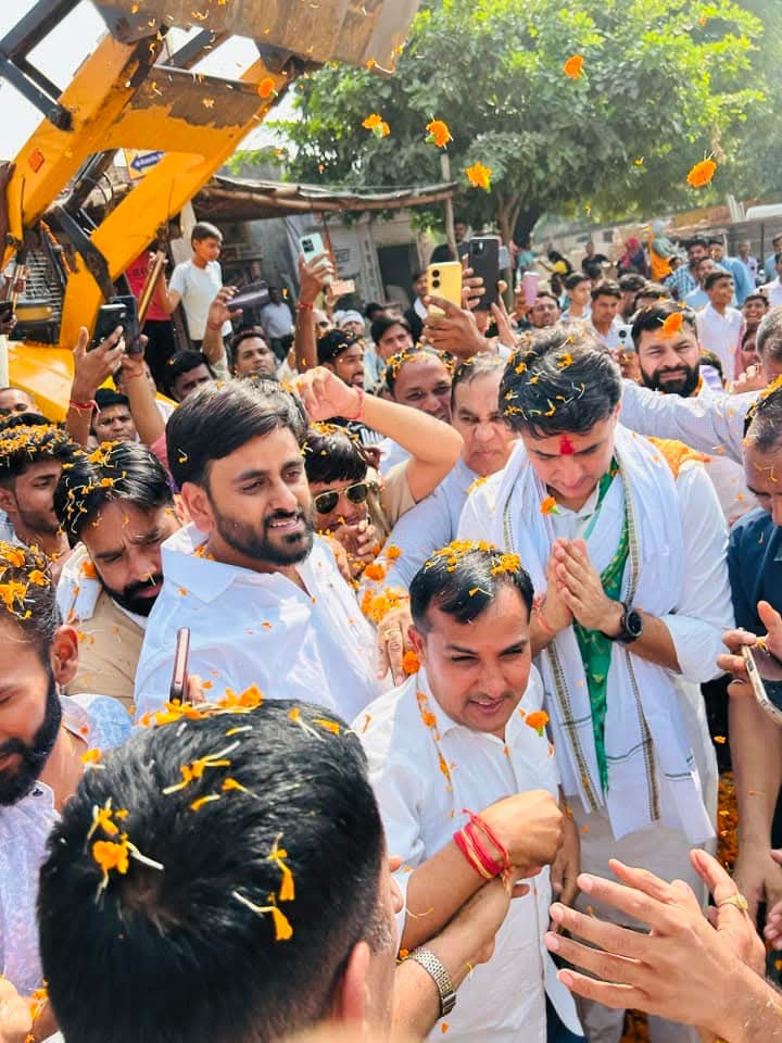 udayPoswal3's tweet photo. लाड़ले बड़े भाई दौसा जिले से युवा कांग्रेस के जिला अध्यक्ष प्रत्याशी भाई @VimalAwana1  को जन्मदिन की बहुत बहुत हार्दिक बधाई एवं शुभकामनाएँ ! हम भगवान से आपके उत्तम स्वास्थ्य एवं दीर्घायु जीवन की कामना करते है ! भगवान श्री देवनारायण जी की कृपा सदैव आप पर बनी रहे !! https://t.co/NkvTNLcPwj