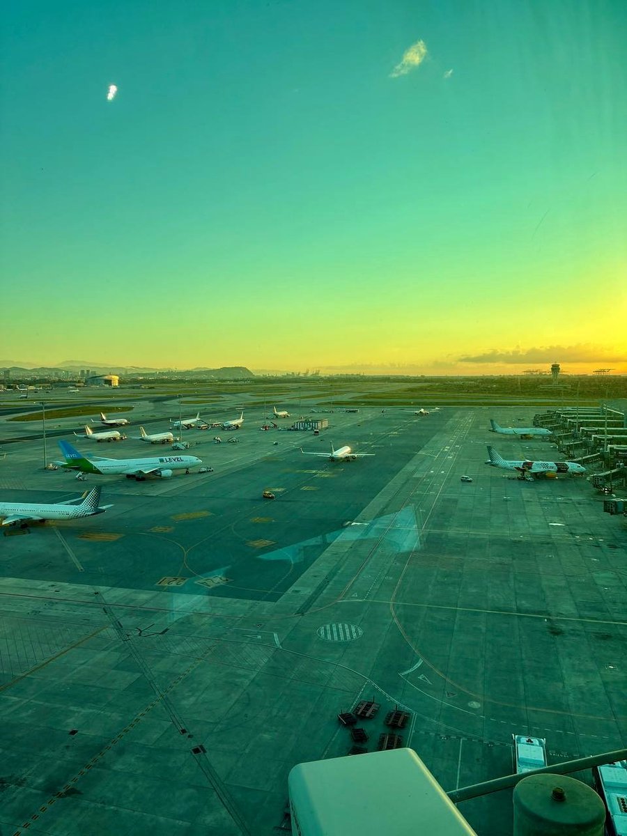 controladores's tweet image. No hay mejor café que ver cómo el sol baña el aeropuerto de #Barcelona. ☕️🌅 Empezamos el día con estas vistas en LEBL. 
¿A dónde volamos hoy? 🌍