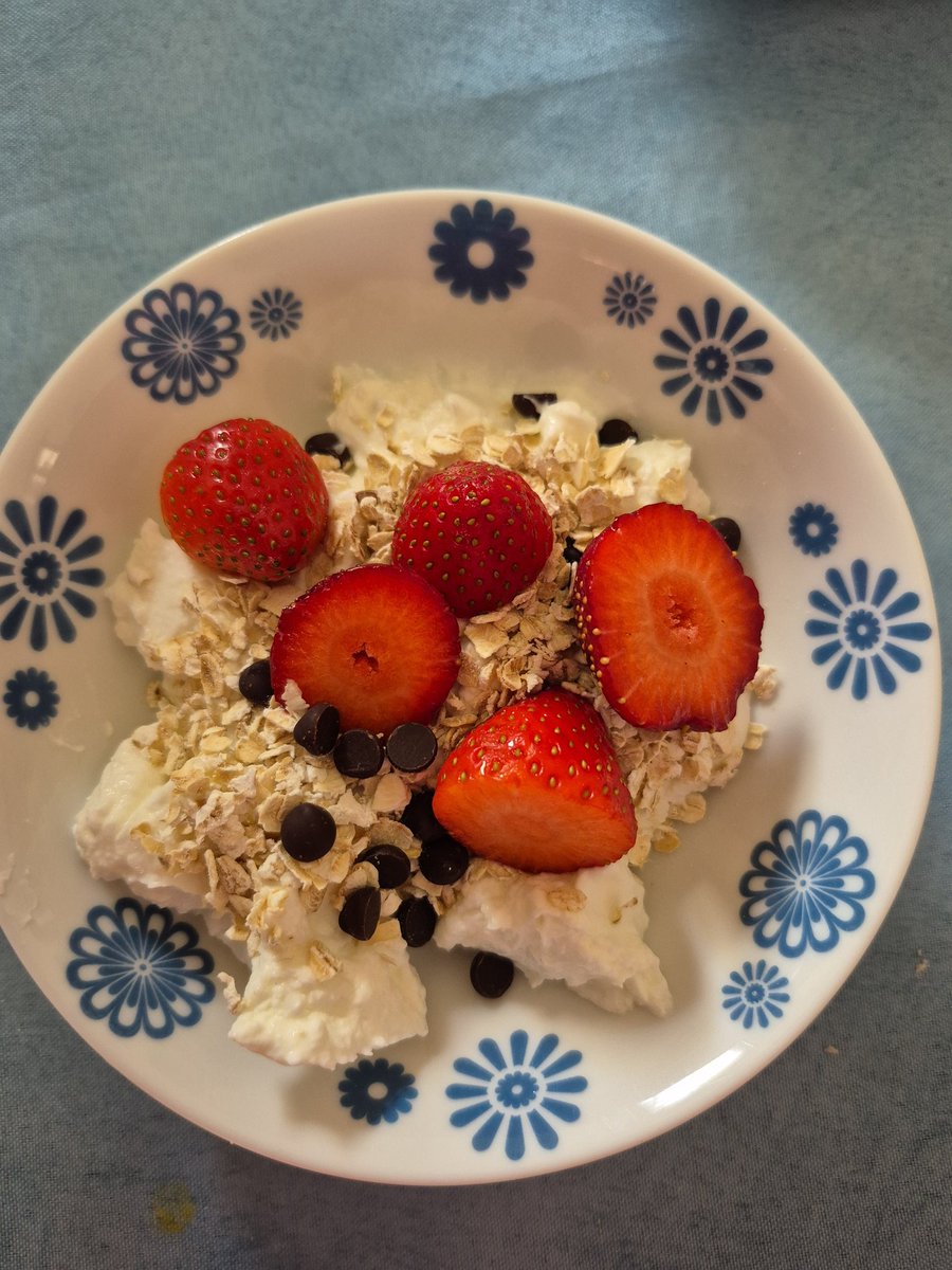 sm_artnutrition's tweet image. Breakfast snack that actually works 🔥
Greek yogurt (20g protein) +oats + strawberries + a bit of dark chocolate .

high protein
steady energy
good fats + antioxidants
keeps you full for hours
Clean, easy, and surprisingly effective.
#HealthyHabits #HealthyEats #snack